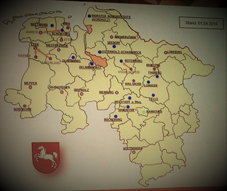 Karte von Niedersachsen, Deutschland, mit Städten, Militärstandorten (Punkte, rote Bereiche) und Verbindungen, Stand 01.04.2019.