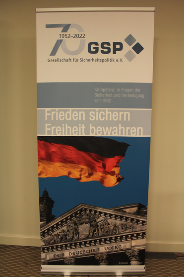 GSP 70-Jahre-Banner (1952-2022) mit deutscher Flagge, Reichstag und Slogans: 'Frieden sichern, Freiheit bewahren'.