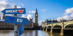 Wegweiser in London mit Pfeilen für 'Brexit' (UK-Flagge Herz) und 'EU' (EU-Flagge Herz), vor Big Ben und Themse.