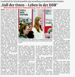 Zeitungsartikel über die Ausstellung „Voll der Osten – Leben in der DDR“ mit drei jungen Frauen vor Exponaten.