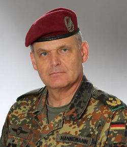 Porträt des deutschen Militäroffiziers Hannemann in Tarnuniform und bordeauxrotem Barett.