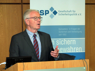 Botschafter a.D. Rüdiger Lüdeking warb für den Dialog mit der russischen Seite. Fotos: Gisbert Hluchnik