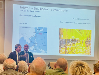 Vortrag über 'Taiwan – Eine bedrohte Demokratie' von Prof. Dr. Jhy-Wey Shieh, Taiwans Repräsentant, vor Publikum.