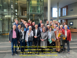 Gruppenfoto der Gesellschaft für Sicherheitspolitik, Sektion Aachen-Heinsberg, mit MdB Wilfried Oellers im Bundestag.