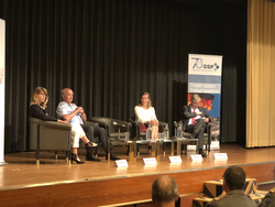 Podiumsdiskussion mit vier Rednern auf einer Bühne, mit einem Banner der 'GSP - Gesellschaft für Sicherheitspolitik' im Hintergrund.