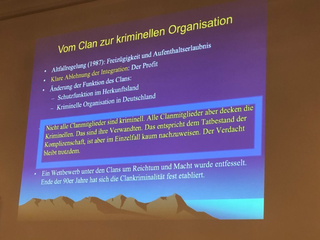 Folie: Entwicklung von Clans zu kriminellen Organisationen in Deutschland. Mitglieder decken Kriminelle; Komplizenschaft schwer nachweisbar.