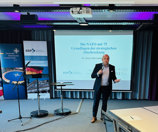 Dr. Horst Dörrenbächer referiert über 'Die NATO mit 75: Grundlagen der strategischen Abschreckung'.