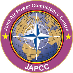 Logo des Joint Air Power Competence Centre (JAPCC), mit Globus, NATO-Stern, Text und gelben Sternen.