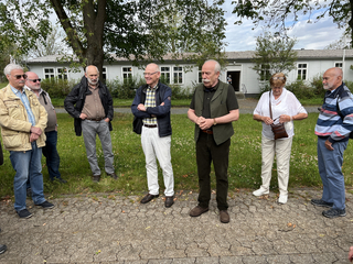 Freundliche Begrüßung der 50-köpfigen Besuchergruppe durch Oberstleutnant a.D. Dieter-Ulrich Schmidt