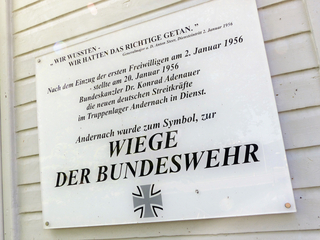 Gedenktafel zur Gründung der Bundeswehr 1956 in Andernach durch Kanzler Adenauer, mit Bundeswehr-Symbol.