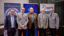 Fünf Männer, davon zwei in Bundeswehr-Uniform, stehen vor Bannern des Deutschen BundeswehrVerbands und der GSP.