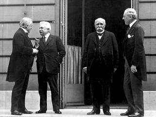 Die 'Großen Vier' der Alliierten (Lloyd George, Clemenceau, Orlando, Wilson) bei der Pariser Friedenskonferenz 1919.