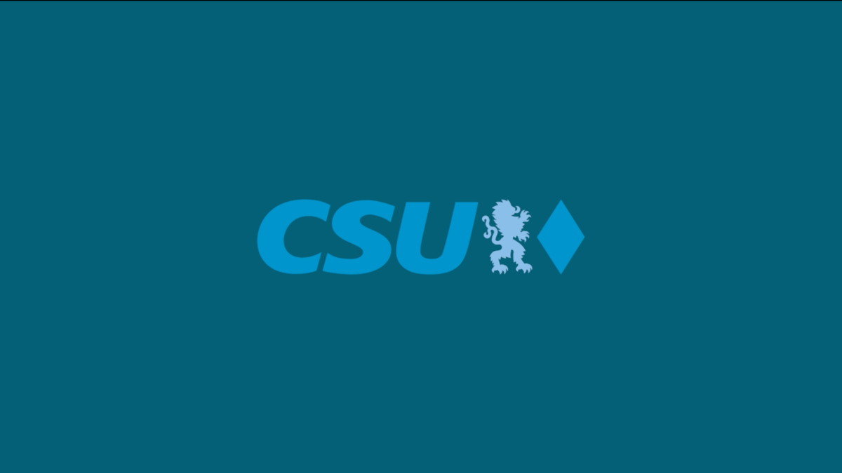 Das Logo der CSU-Partei: fette blaue Buchstaben 'CSU', ein blauer aufrechter Löwe und eine blaue Raute auf türkisfarbenem Hintergrund.