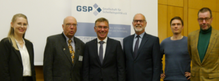 Gruppenfoto von sechs Personen, einer Frau und fünf Männern, vor einem GSP-Banner.