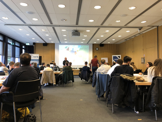 Teilnehmer verfolgen eine Präsentation über eine Europakarte bei einer GSP- und CASSIS-Konferenz in einem hellen Raum.