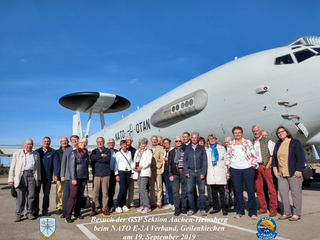 Gruppe der GSP Sektion Aachen-Heinsberg vor einem NATO E-3A AWACS Flugzeug auf dem Rollfeld am 19. September 2019.