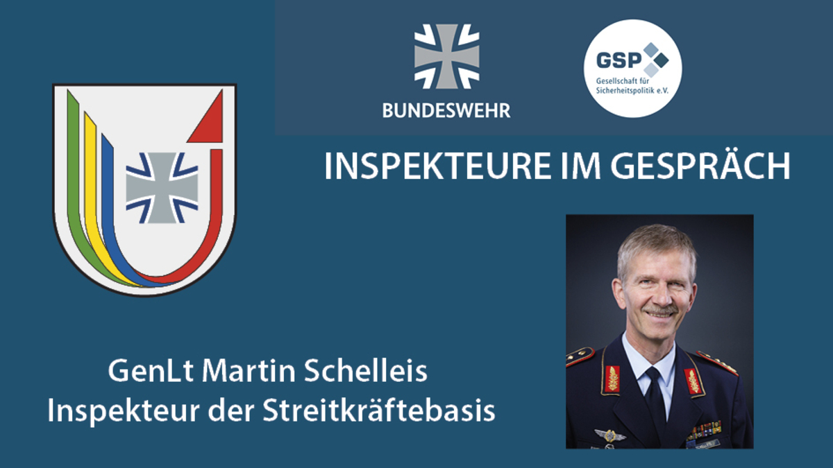 GenLt Martin Schelleis, Inspekteur der Streitkräftebasis, im Gespräch. Mit Logos von Bundeswehr und GSP.