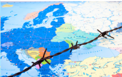 Rostiger Stacheldraht über einer Europakarte, der Konflikt, Grenzen oder Teilung symbolisiert.