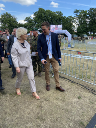 Bundesverteidigungsministerin Christine Lambrecht im Gespräch mit einem Mann bei einer DRM 2022 Veranstaltung.