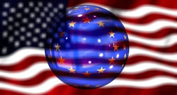 EU-Flagge auf einer reflektierenden Kugel vor einer unscharfen US-Flagge.