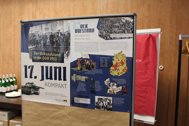 Informationsplakat zum Volksaufstand in der DDR am 17. Juni 1953 mit Fotos, Karte und Illustrationen.