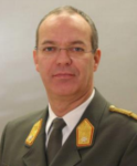 Porträt eines österreichischen Brigadegenerals in Uniform, mit Brille, blickt direkt nach vorne.