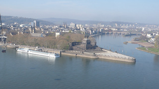 Luftaufnahme des Deutschen Ecks in Koblenz, Deutschland, mit Kaiser-Wilhelm-Denkmal, Flussmündung und Stadtansicht.